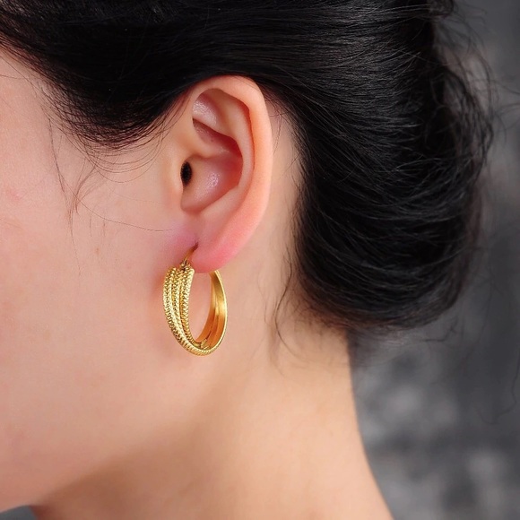 Stainless steel hoop circle twisted earrings - Picture 6 of 6